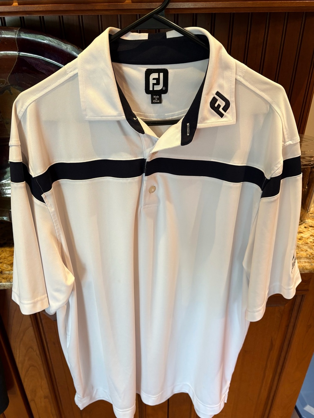 FootJoy Men's performance golf polo. Sharp white w/blue print & logos F/B/S. XL - Picture 3 of 8